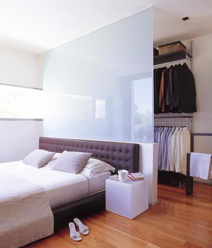 A minimalist Walk In Closet Ideas