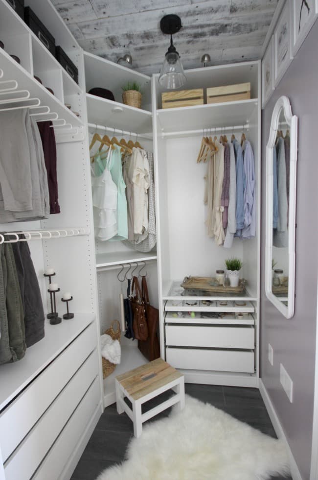 Contemporary Very small White Walk in Closet