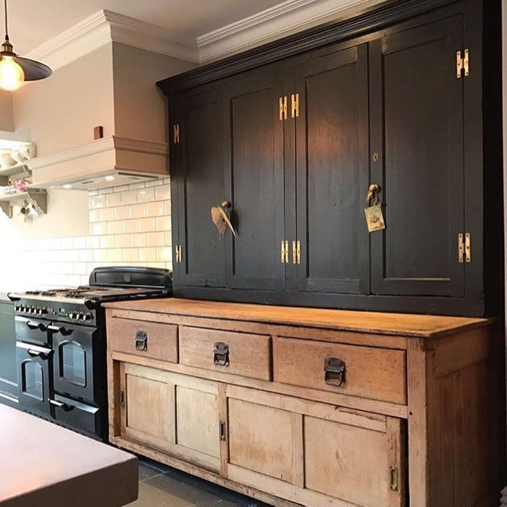 Elegant Black Kitchen Cabinets