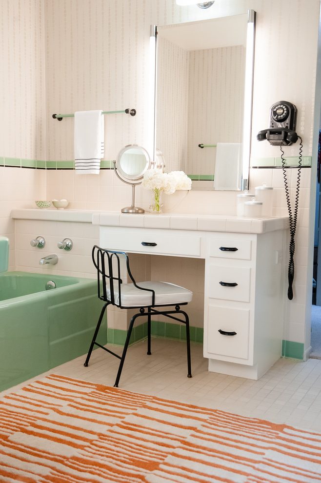 Mid-Century Bathroom with a Refreshing Rug