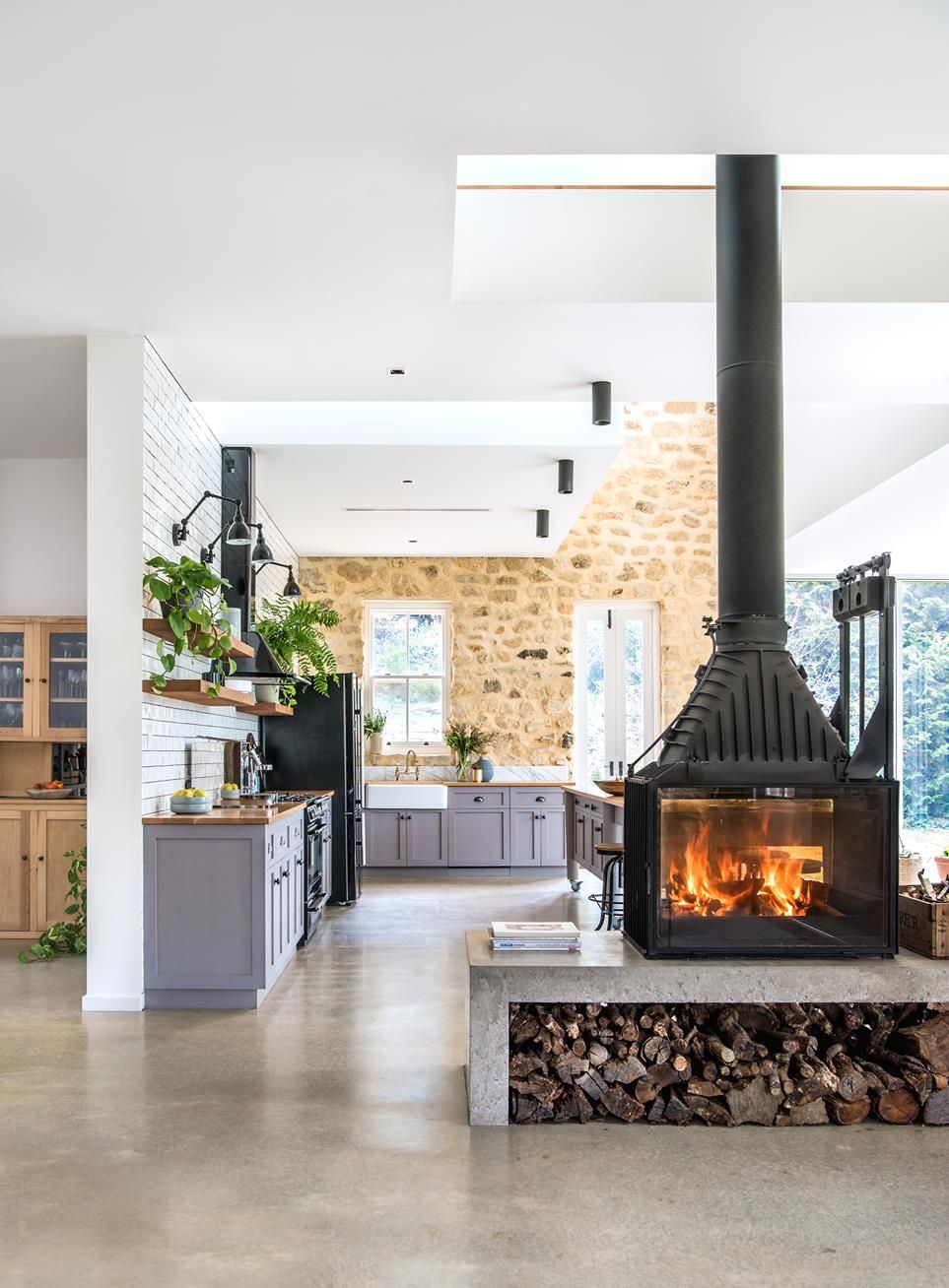 25 Epic Double Sided Fireplace Ideas for This Winter