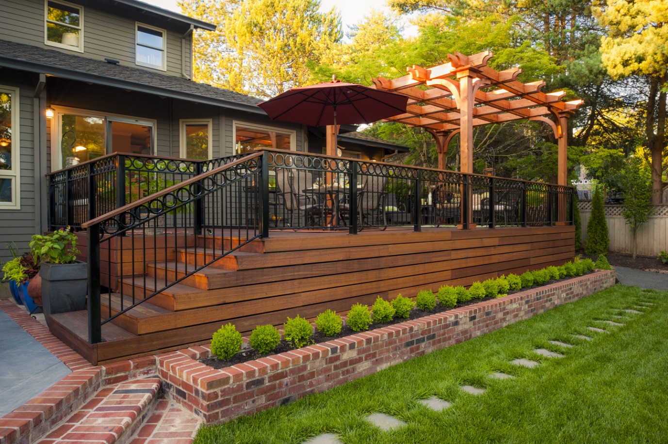 deck with white lattice